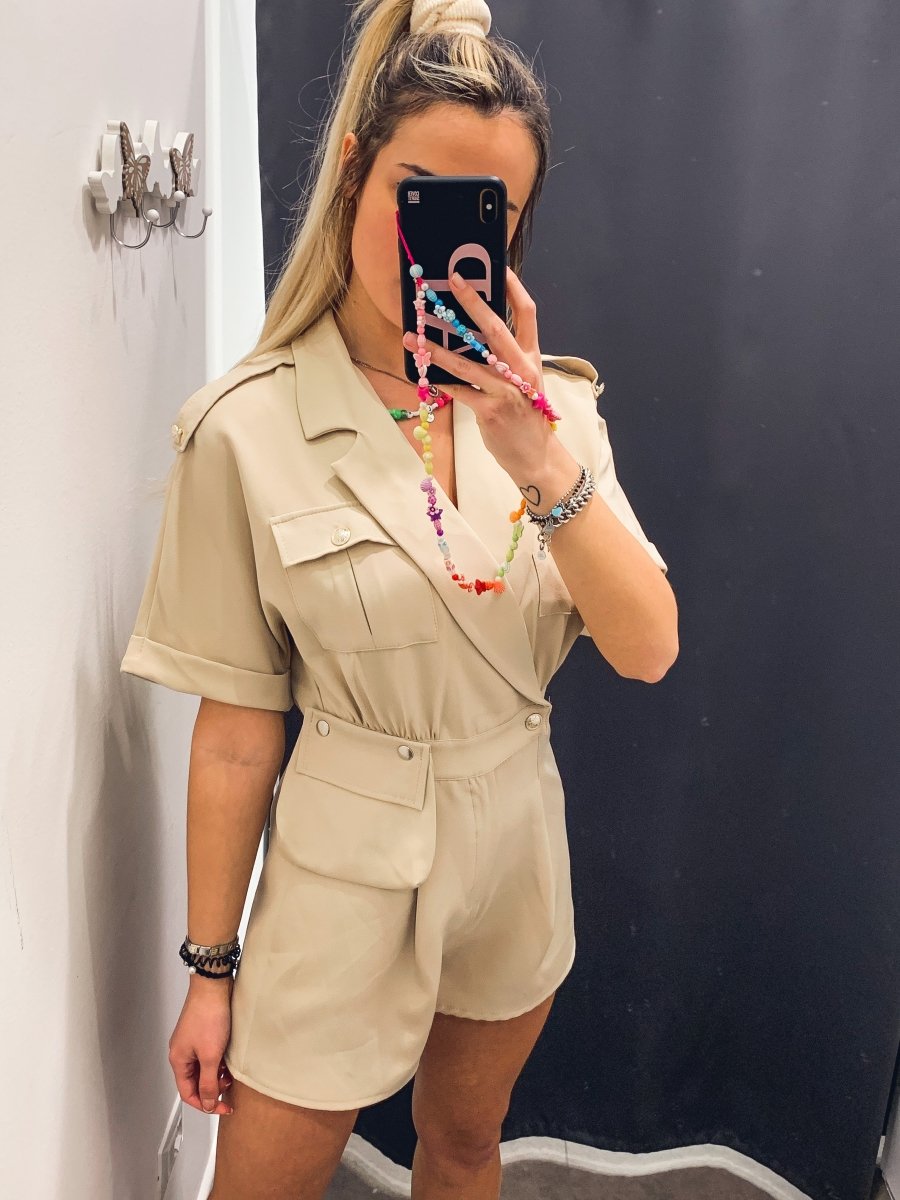 Tutina beige a maniche corte con taschino e bottoni gioiello – alternate