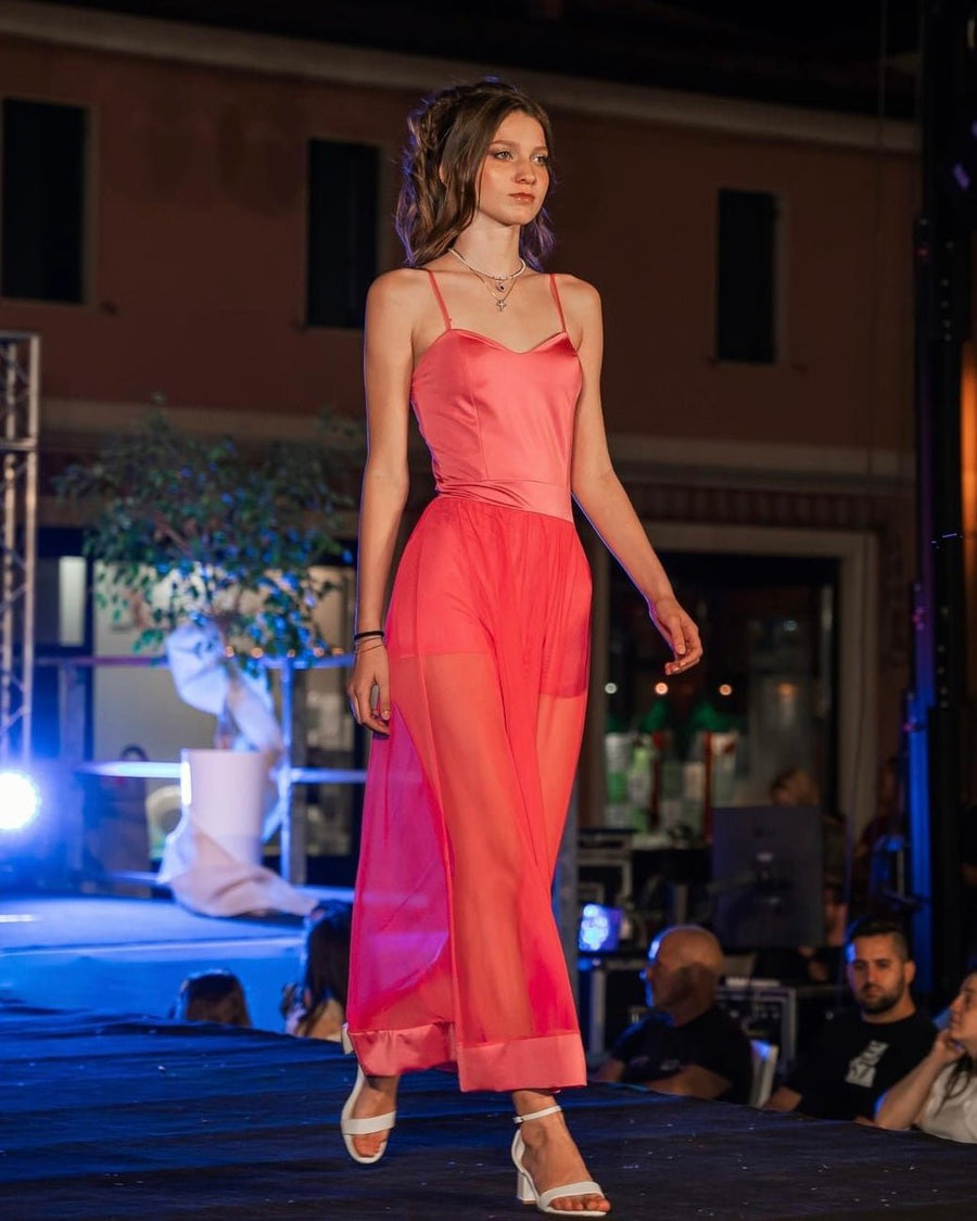 Tutina fucsia in raso con gonna in tulle