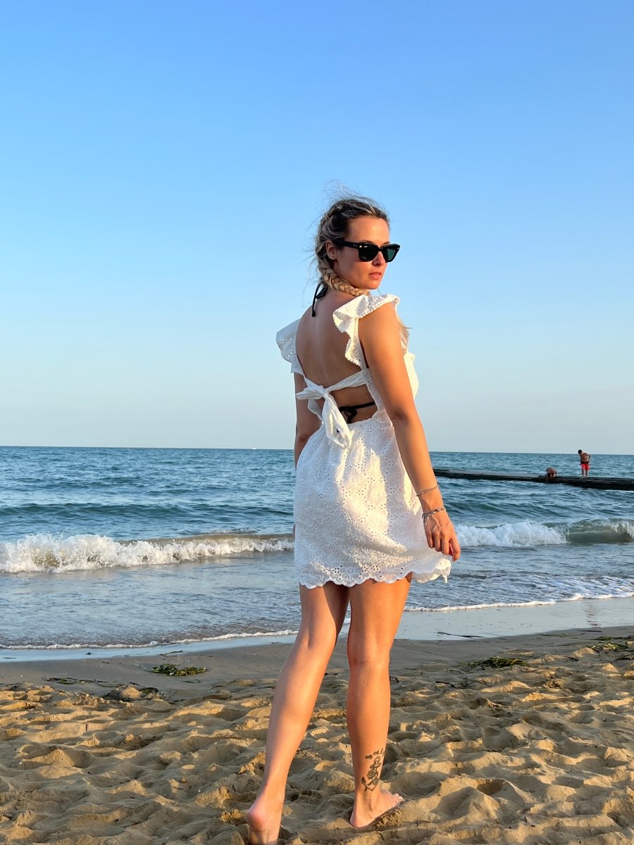 Vestitino bianco con dettagli in sangallo – alternate