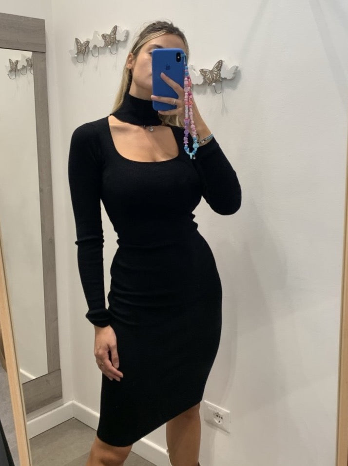 Vestitino nero a collo alto con scollo aperto