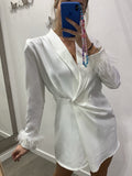 Vestito bianco a portafoglio con piume sulla manica - Follie by Alice